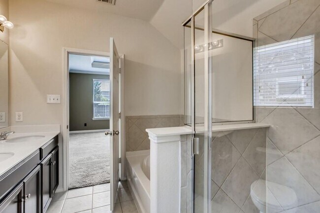 Building Photo - Charming 4-Bedroom Home in Devonshire with Spacious Living Areas and Gorgeous Backyard Oasis.