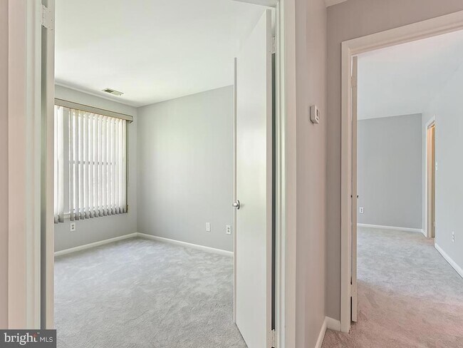 Building Photo - 303 Trinity Ct