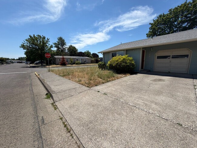 Building Photo - Charming 2 Bedroom Duplex With Fenced Yard In Quiet Neighborhood!