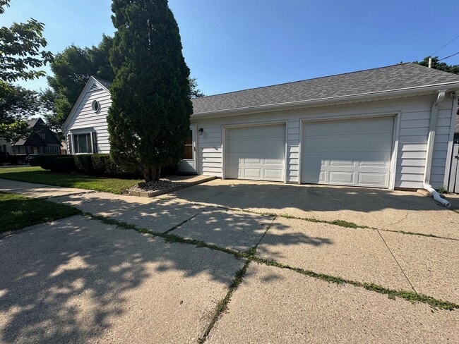 Building Photo - 5100 N Idlewild Ave