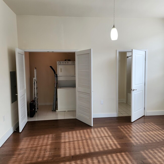 Building Photo - 3 Greenwich Dr