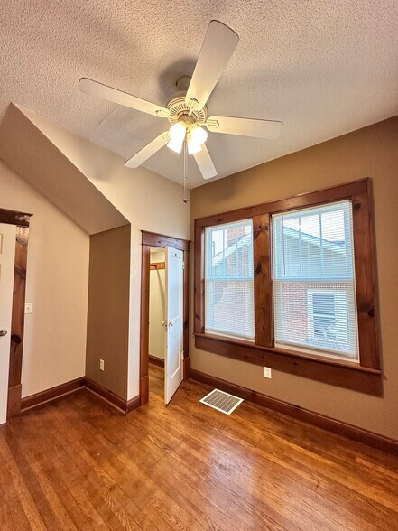 Building Photo - 923 E Hillcrest Dr