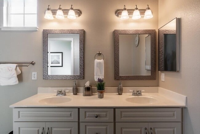 Building Photo - Stunning Updated Alameda Home w/ Backyard Deck & Custom Features