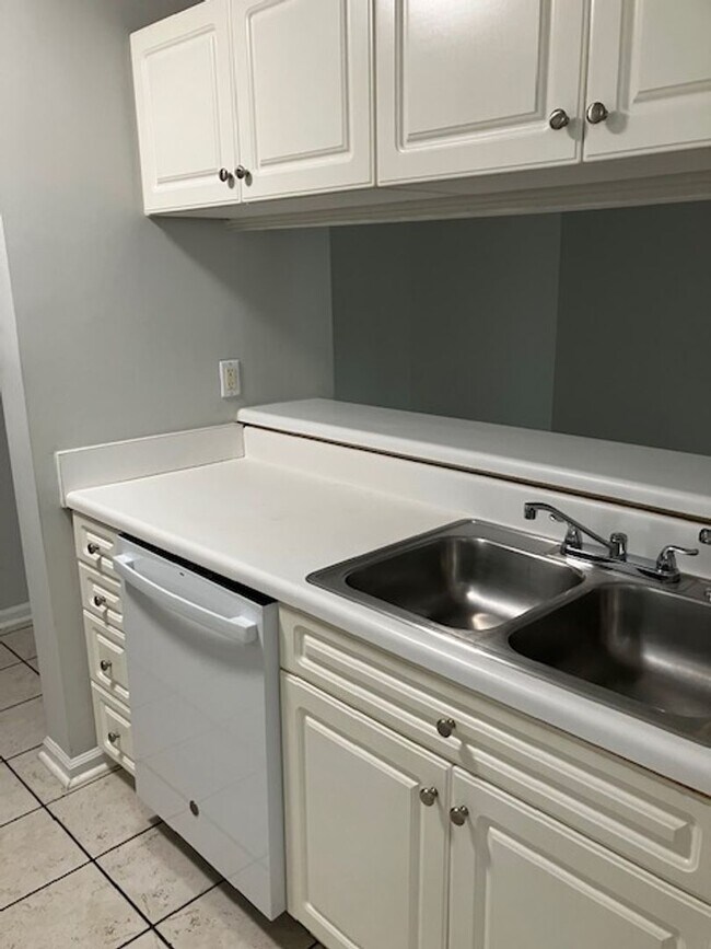 Building Photo - 909-H