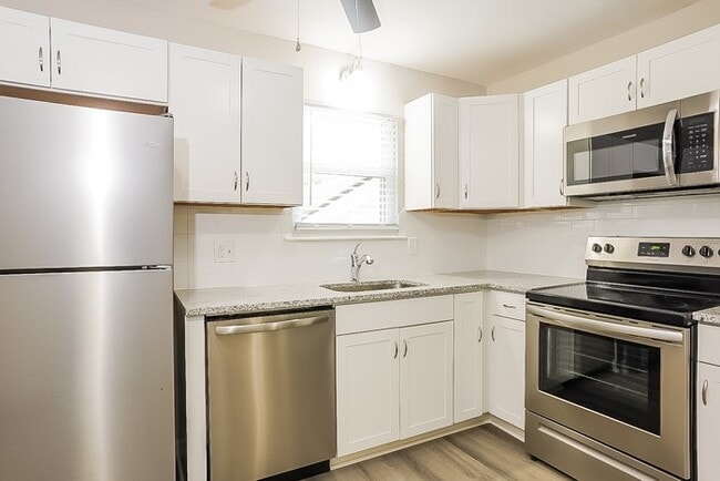 Building Photo - Beautifully Split-Level Home in Columbia County