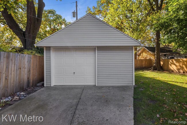 Building Photo - 531 Albany St