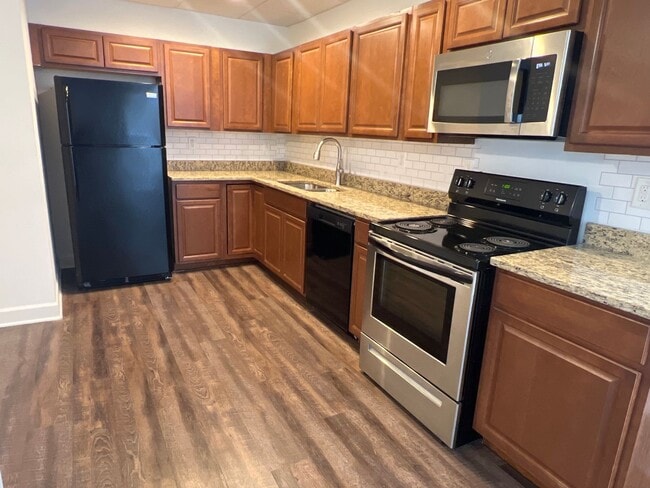 Building Photo - AVAILABLE NOW! One bedroom apartment just steps away from UGA!