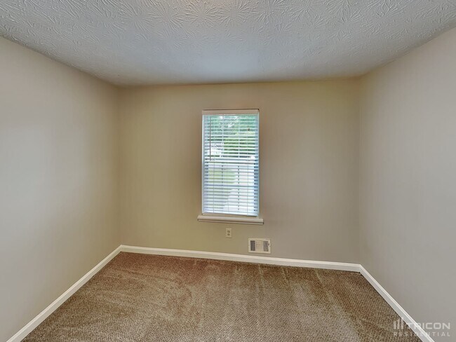 Building Photo - 175 White Pines Dr