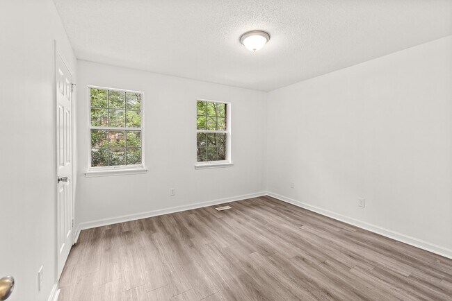 Building Photo - 648 Valley Crest Dr