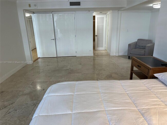Building Photo - 6039 Collins Ave