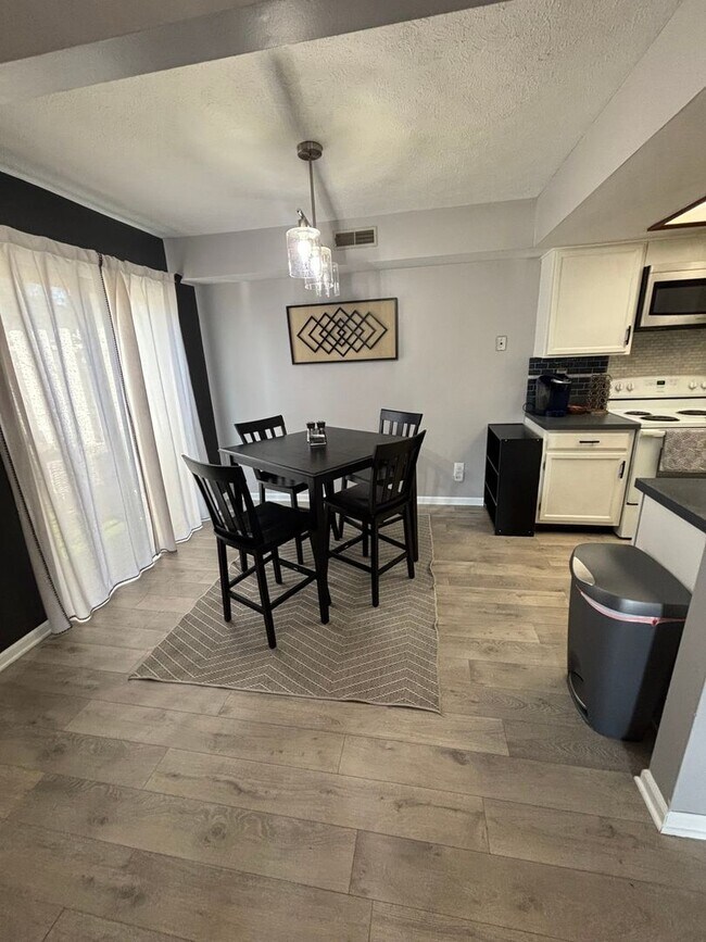 Building Photo - Charming Fully Furnished 2BR Condo in Fairborn