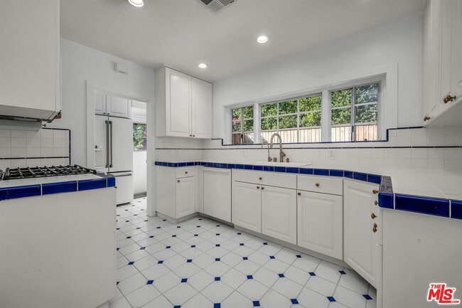 Building Photo - 629 N Rexford Dr