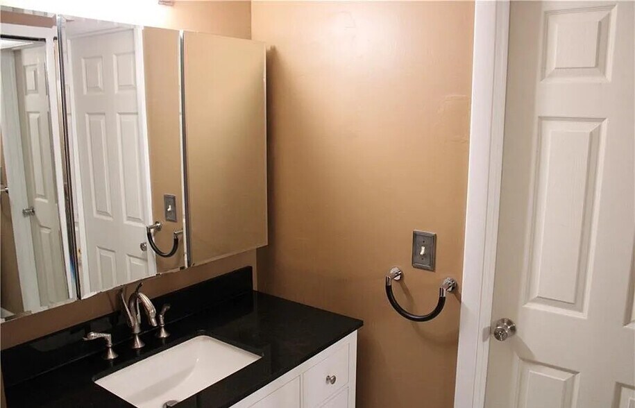 Building Photo - 203 SE 15th Pl