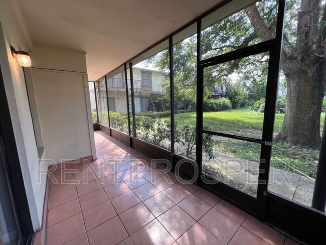 Building Photo - 6075 Village Cir S