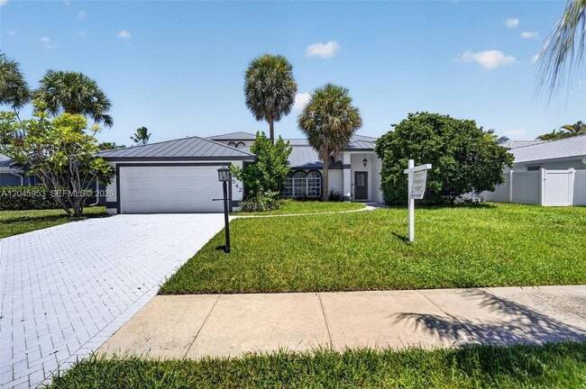 Building Photo - 542 N Cypress Dr