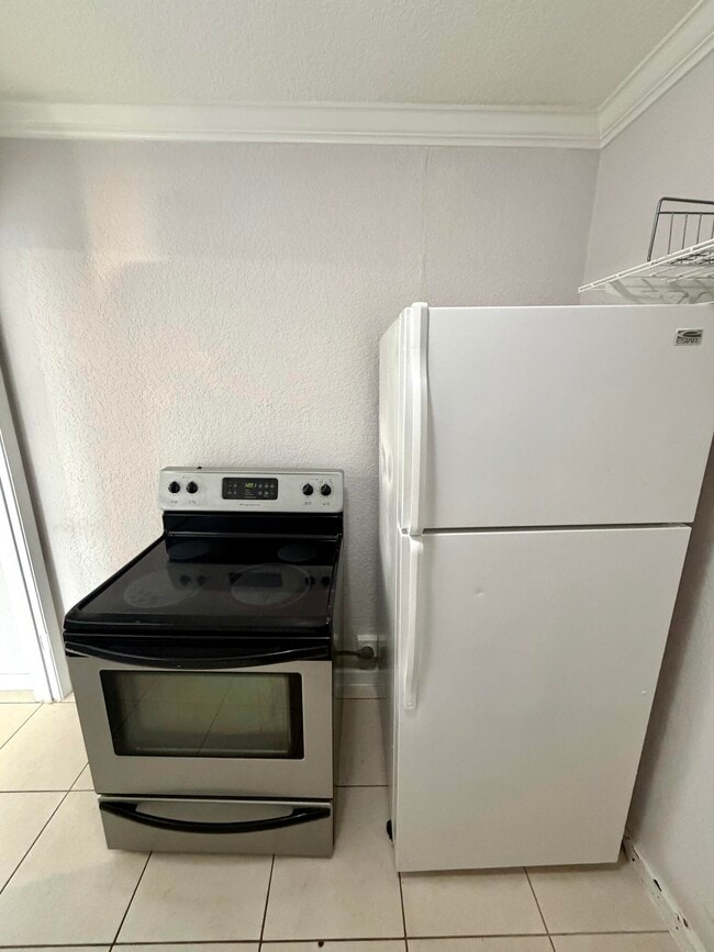 Building Photo - 711 NE 14 St