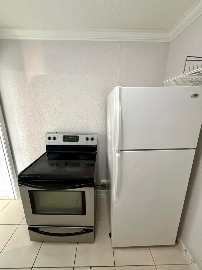 Building Photo - 711 NE 14th St