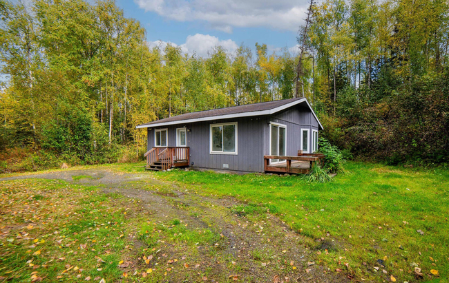 Building Photo - Cute & Cozy Home with Private yard!