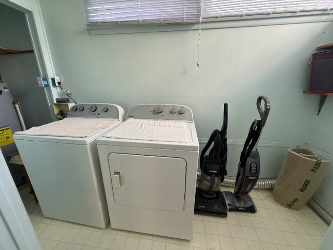 Building Photo - 490 Sunliner Dr