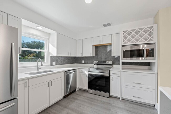 Building Photo - Mid-Century  3 bed/ 2 bath rental home with a huge bonus room