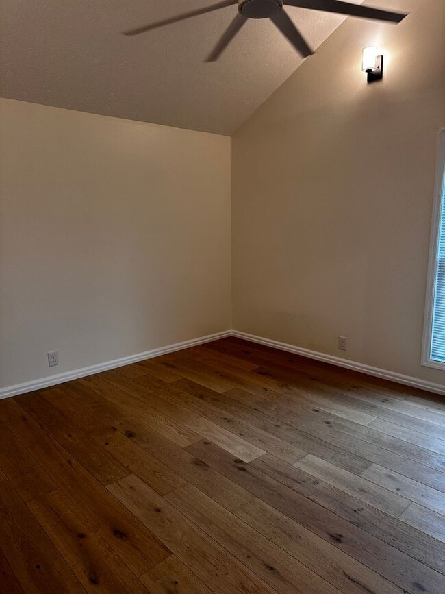 Building Photo - Sylvan Heights Renovated Two Bedroom