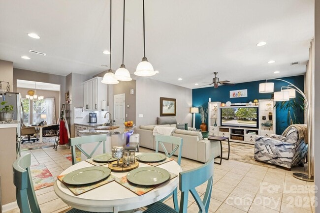 Building Photo - 6037 Queens Walk Ct