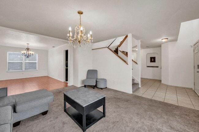 Building Photo - Spacious home on Montrose