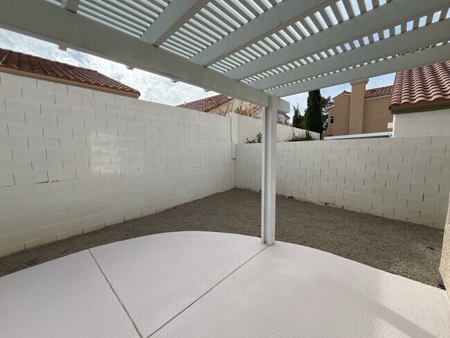 Building Photo - Encounter the ultimate luxury living exper...