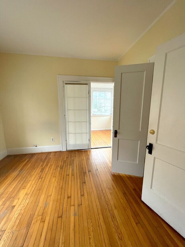 Building Photo - 903 Dewey Ave