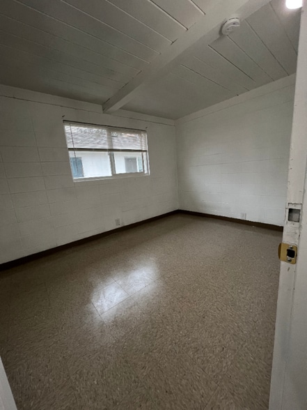 Building Photo - 927 S Thorne Ave