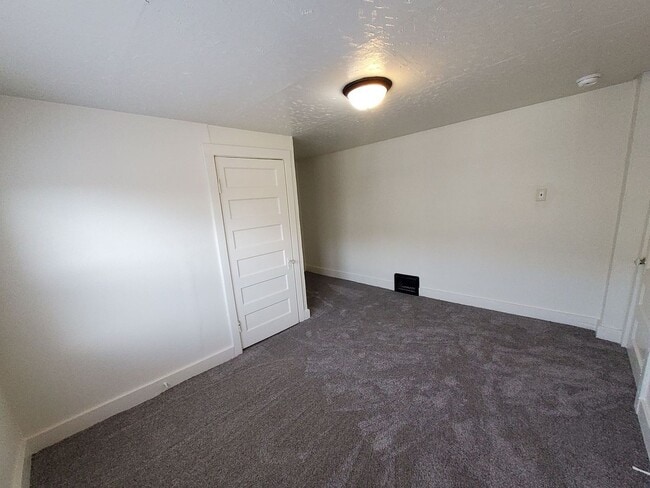 Building Photo - 317 Chute St