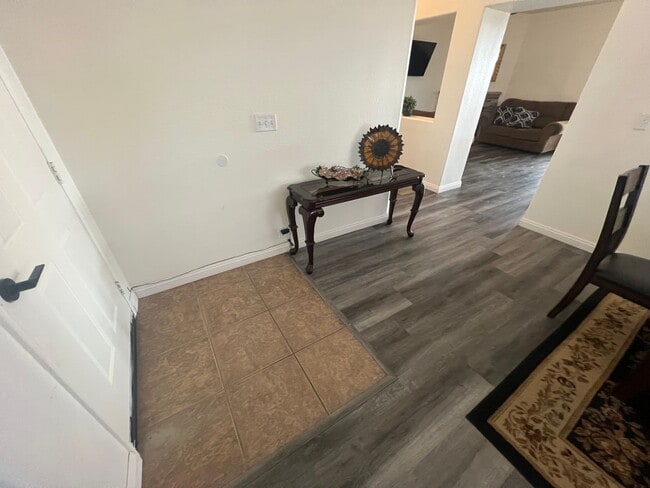 Building Photo - Spacious 4-Bedroom Home in Desirable Apple Valley Neighborhood