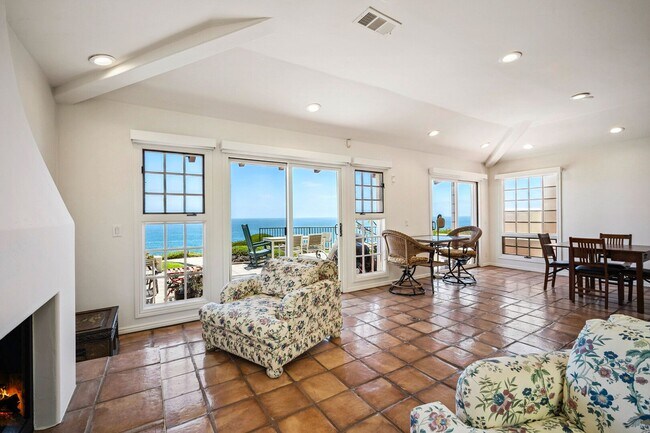 Building Photo - Dream home Located on the Bluff of Southwe...