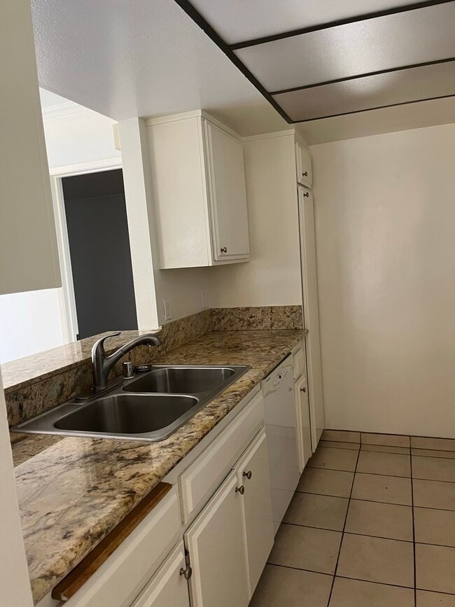 Building Photo - Spacious 2-Bedroom Condo on the First Floo...