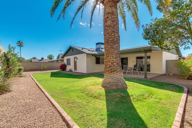 Building Photo - 3 BEDROOM, 2 BATHROOM TEMPE HOME WITH 2 CA...