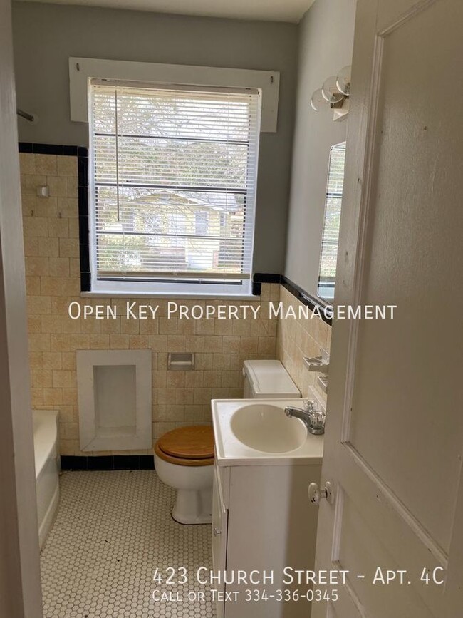 Building Photo - Beautiful Apartment For Rent Near Downtown...
