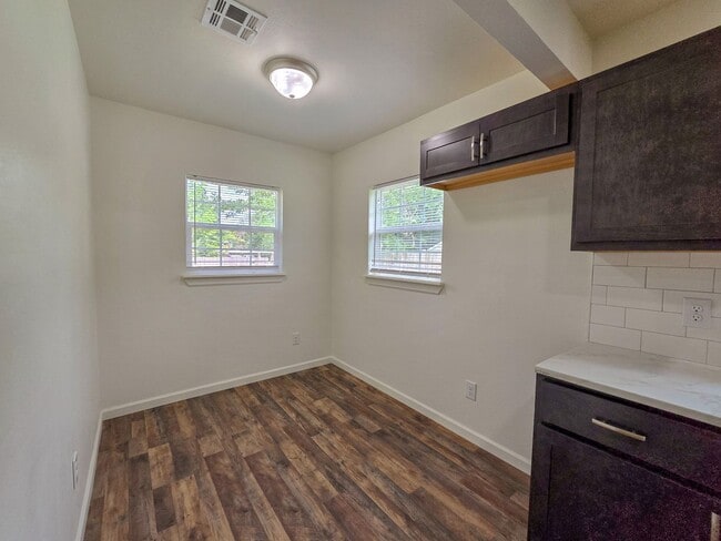 Building Photo - 3 Bedroom, 1 Bath Home in Shawnee!