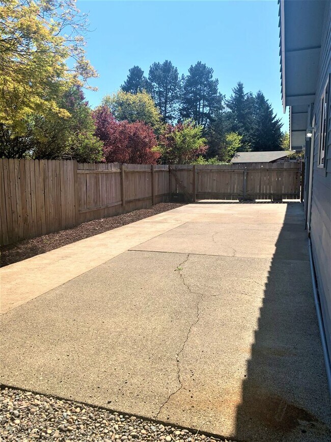 Building Photo - Desirable Cascade Park Location with Many ...