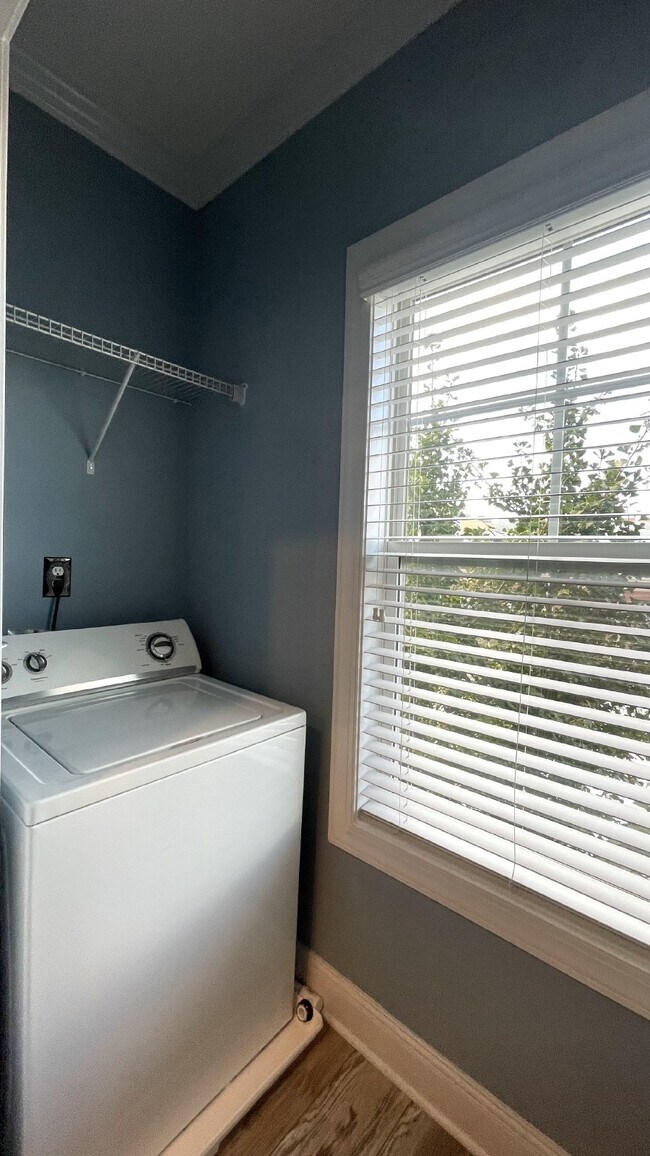 Building Photo - Germantown Gem!