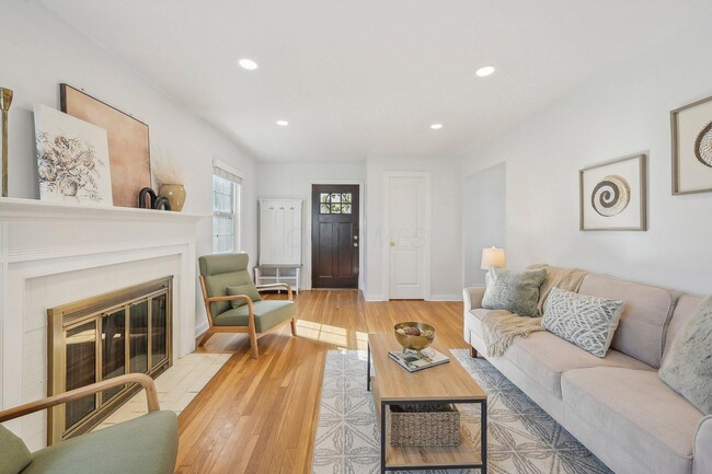 Building Photo - 909 S Roosevelt Ave