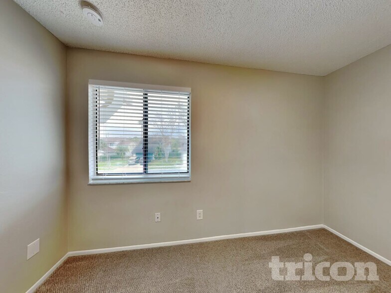 Building Photo - 419 E Springtree Way