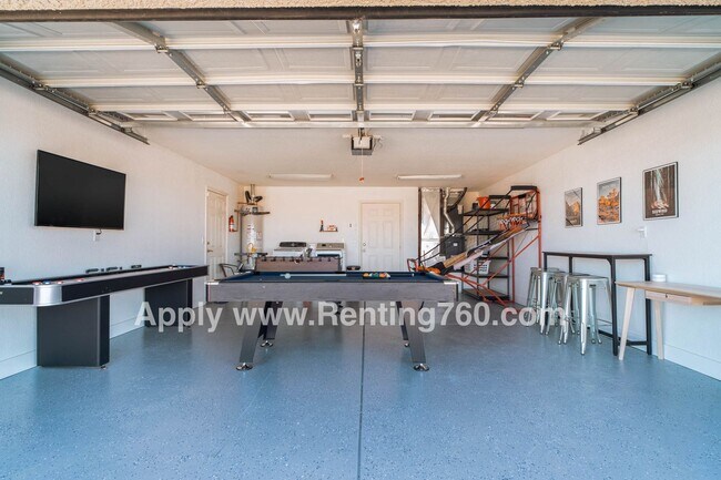 Building Photo - Huge 3 Bed 2 Bath Home With Spectacular City Views!