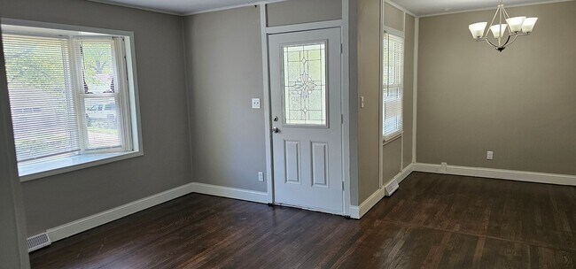 Building Photo - COMING SOON!! Available Soon in SF KCMO