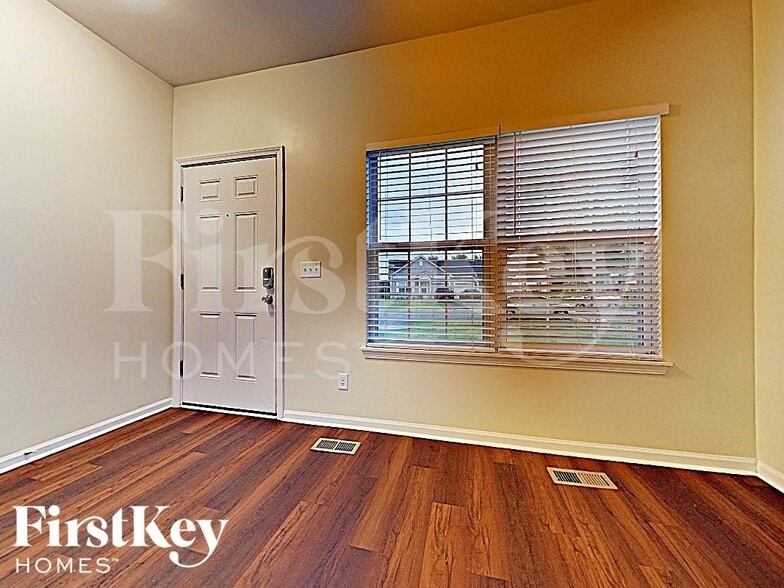 Building Photo - 674 Edward Dr