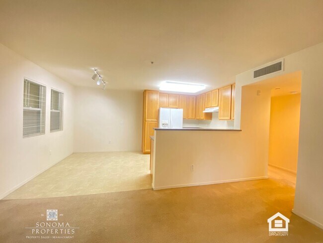 Building Photo - Must-See Charming Ground-Level 1 Bedroom Apartment