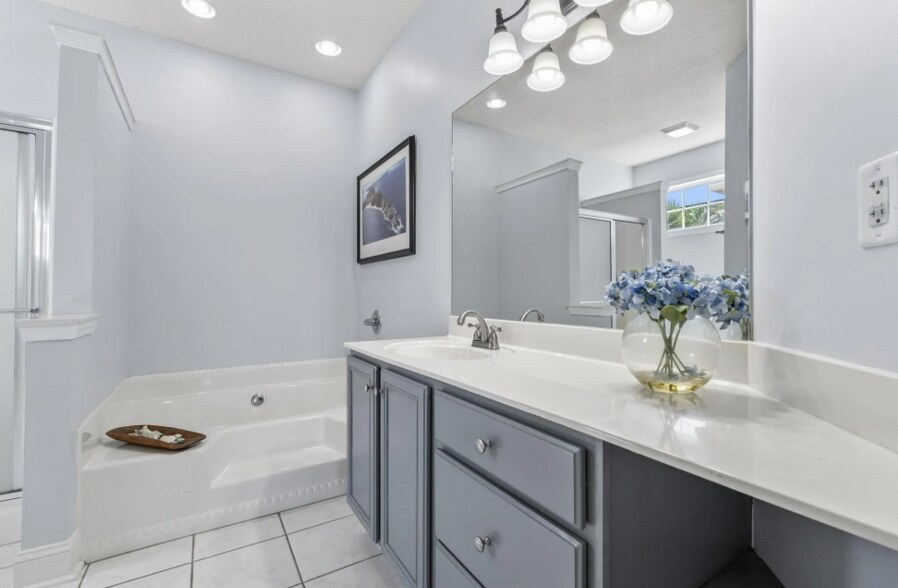 Building Photo - 136 Regency Dr