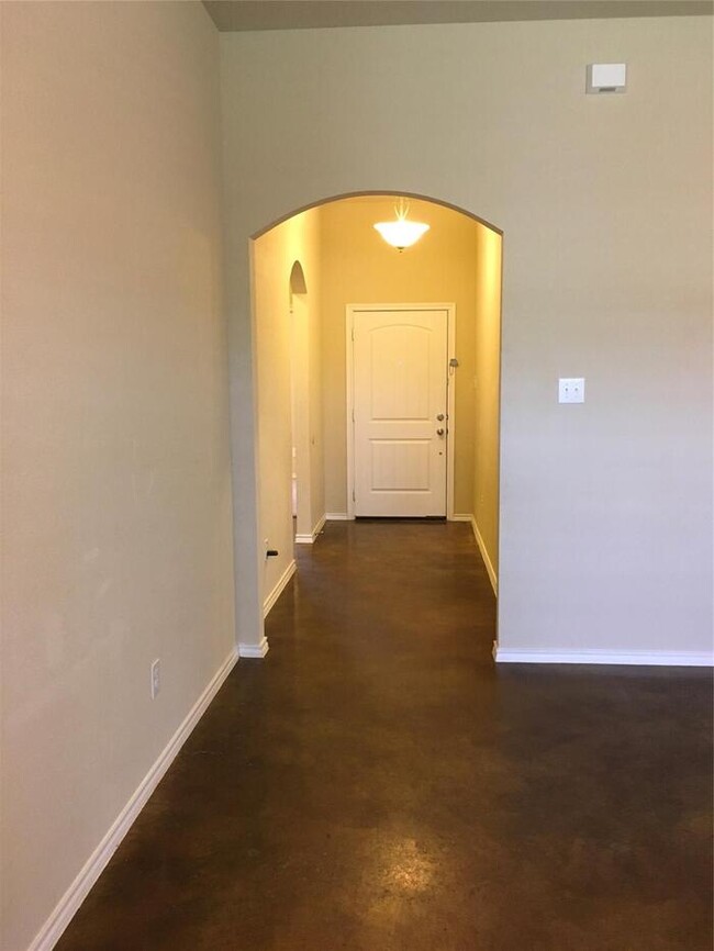 Building Photo - Wonderful 3/2/2 with covered patio! Close ...