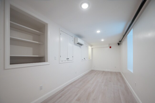 Building Photo - 126 Adelaide Ave