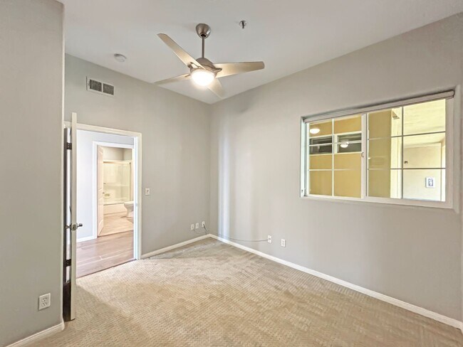 Building Photo - Updated 2B/2BA Condo in Hillcrest W/ Parki...
