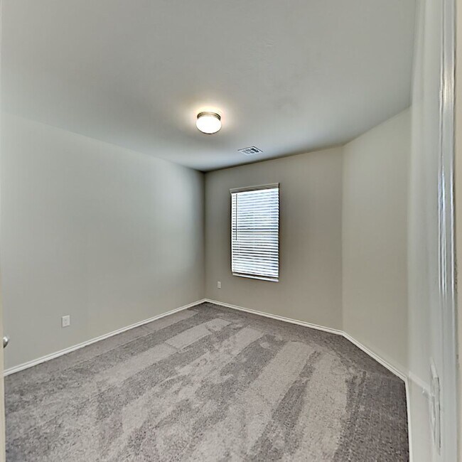 Building Photo - Very Nice 3 Bedroom 2 Bath Home in Yukon Schools